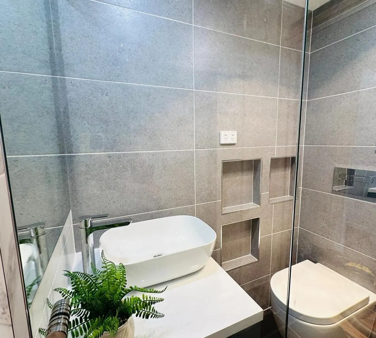 Executive 4Br 3Bath Entire Apartment In Heart Of The City & Parking Canberra