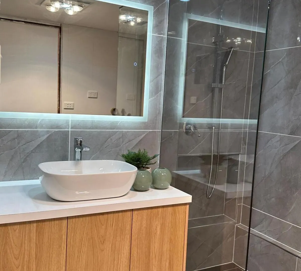 Executive 4Br 3Bath Entire Apartment In Heart Of The City & Parking Canberra