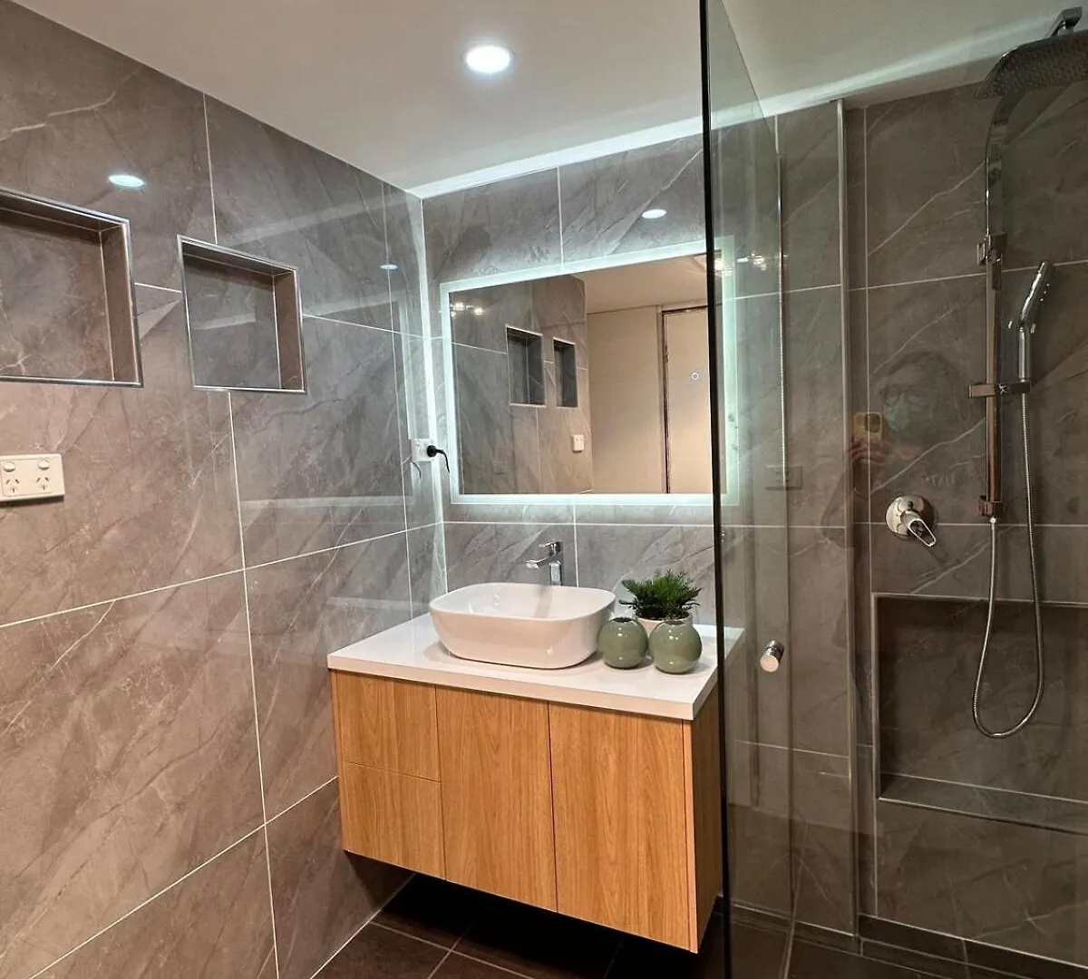 Executive 4Br 3Bath Entire Apartment In Heart Of The City & Parking Canberra