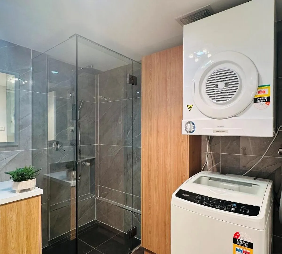 Executive 4Br 3Bath Entire Apartment In Heart Of The City & Parking Canberra